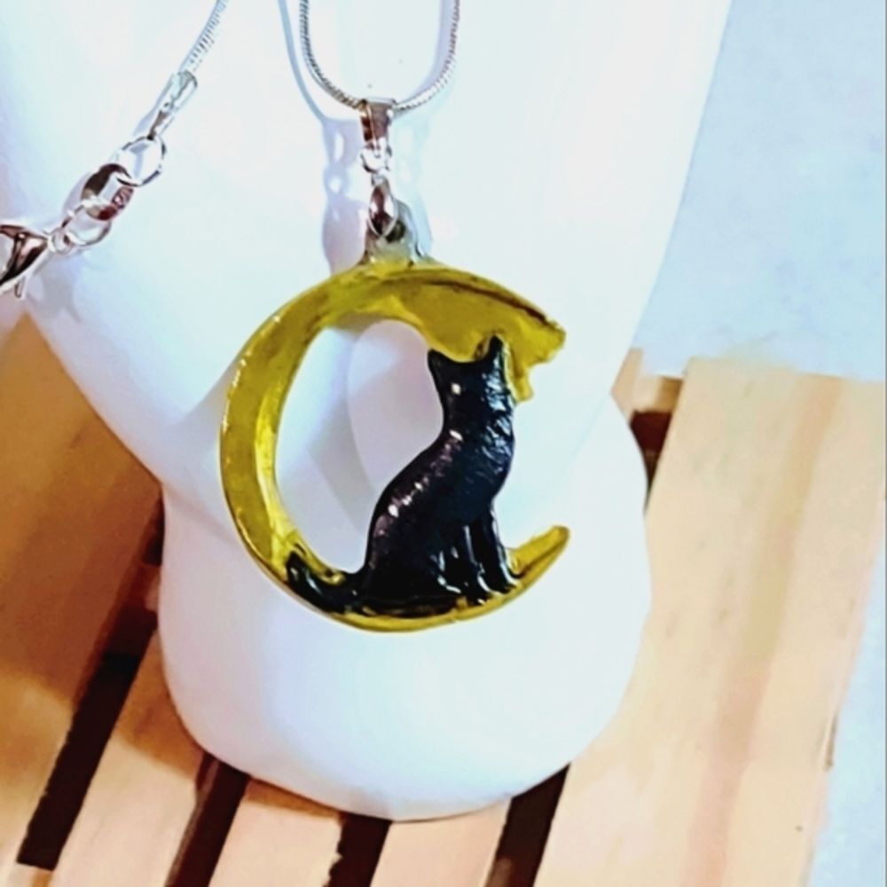 BLACK CAT ON CRESCENT MOON RESIN  GOTHIC HALLOWEEN PENDANT ON (925) CHAIN